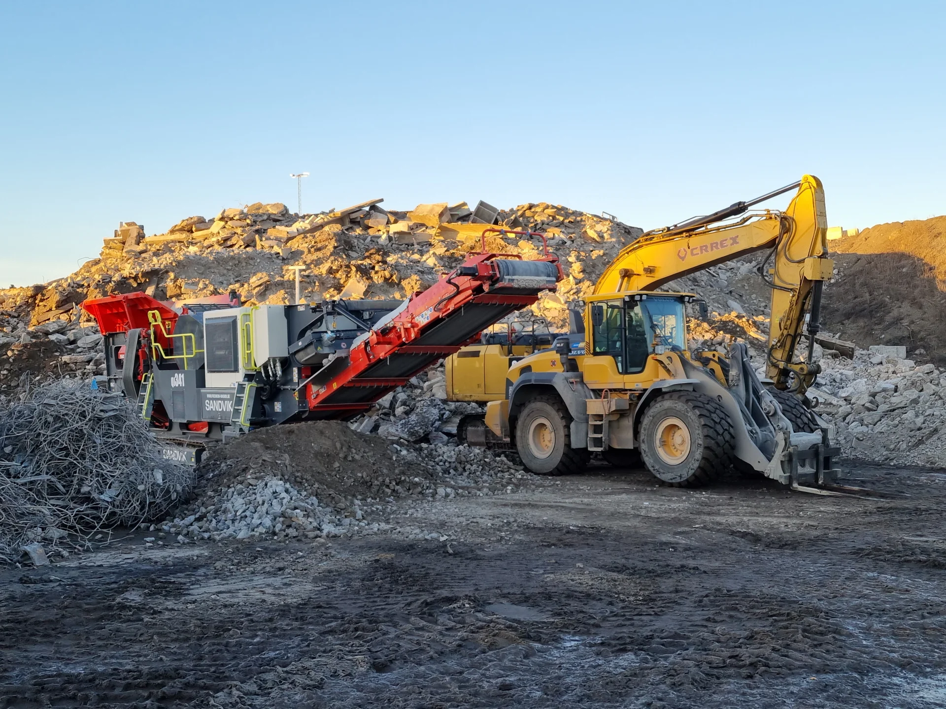 CRREX krossverk och hjullastare i arbete på anläggningen i Rättvik